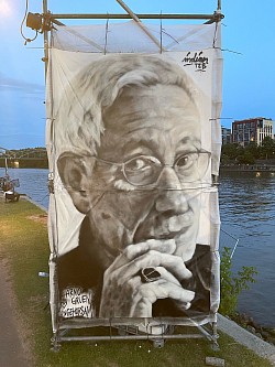 Was ist Liebe  Ein Mensch sprach  Der Ungehorsam gibt das Wertegefühl Weil ohne ein Nein Wäre alles immer gleich  Der Mensch der anders denkt  Ist der Mensch der Neues findet Die Menschheit kann sich nur  In einer freien Gesellschaft entwickeln Und die anderen notwendigen Ideen finden Durch die dann die ganze Menschheit überlebt  What is love  A person once said Disobedience gives a sense of value Because without a no Everything would always remain the same The person who thinks differently   Is the one who discovers new things Humanity can only develop   In a free society And find the other necessary ideas   Through which all of humanity can survive