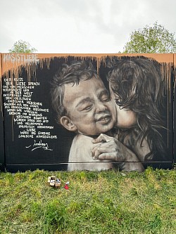 Was ist Liebe  Der Kuss der Liebe sprach Das von Menschen verursachte Leid in der Welt Entspringt nicht den Ideologien  einzelner Menschen  Sondern aus dem Chaos  des menschlichen Verstands  Wenn wir wirklich Ursache und Wirkung verstehen könnten  Würden Krieg und Leid Uns vollkommen unlogisch vorkommen Liebe wäre die einzige logische Konsequenz  What is Love  The kiss of love spoke The suffering in the world  caused by humans   Does not stem from the ideologies of individuals But from the chaos  of the human mind If we could truly understand cause and effect War and suffering   Would seem completely illogical to us Love would be  the only logical consequence
